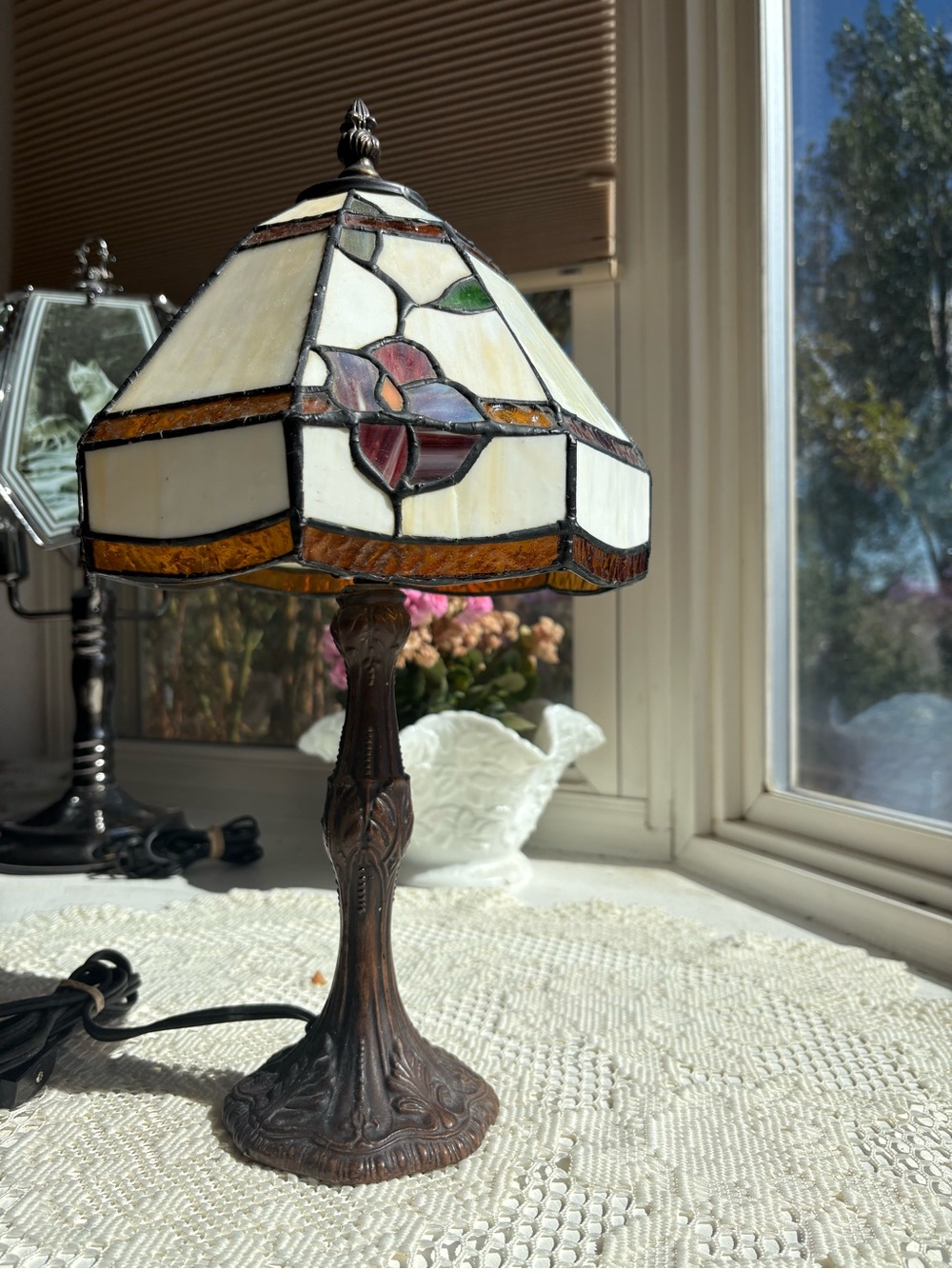 Stained Glass Tiffany-Style Table Lamp in Cream, Amber & Red